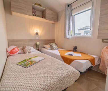 Chambre avec deux lits simples et fenêtre dans l'hébergement ZEcamping 5 étoiles