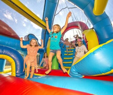 Parc aquatique gonflable avec enfants au ZEcamping 5 étoiles