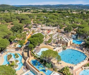 Vue aérienne du parc aquatique avec bassins et toboggans au ZEcamping 5 étoiles chiens acceptés animations parc aquatique