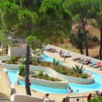 Parc aquatique avec rivière lente et transats au ZEcamping 5 étoiles chiens acceptés