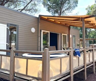 Terrasse en bois avec spa sur le mobil-home du ZEcamping 5 étoiles chiens acceptés animations parc aquatique