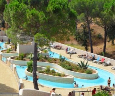 Parc aquatique avec rivière lente et transats au ZEcamping 5 étoiles chiens acceptés