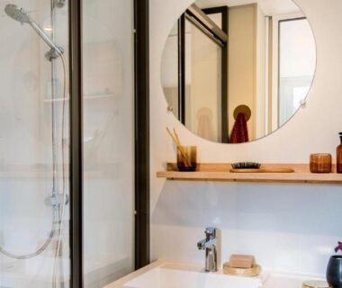 Salle de bains avec douche vitrée et lavabo au ZEcamping 5 étoiles chiens acceptés animations parc aquatique