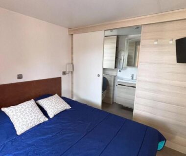 Chambre avec lit double télévision et salle d'eau dans le camping ZEcamping 5 étoiles chiens acceptés animations parc aquatique