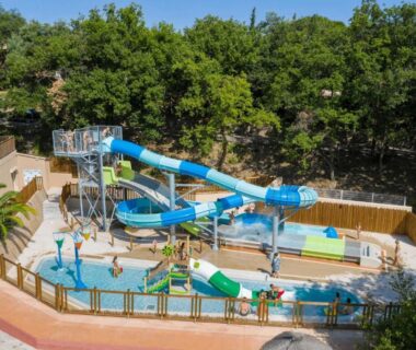 Parc aquatique avec toboggans et bassins au ZEcamping 5 étoiles club enfant parc aquatique bat et restaurant