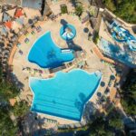Vue aérienne des bassins et toboggans au ZEcamping 5 étoiles club enfant parc aquatique bat et restaurant