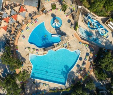 Vue aérienne des bassins et toboggans au ZEcamping 5 étoiles club enfant parc aquatique bat et restaurant