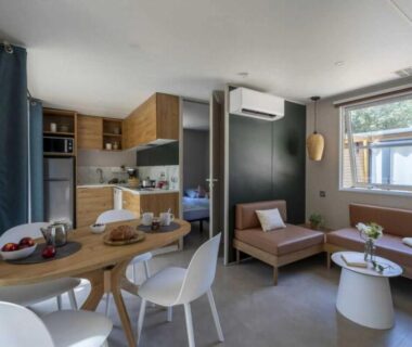 Séjour avec kitchenette et coin repas dans le mobil home ZEcamping 5 étoiles club enfant parc aquatique bat et restaurant