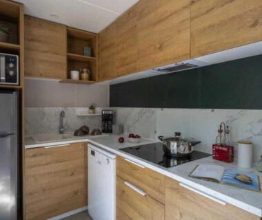 Cuisine équipée avec réfrigérateur et micro-ondes du ZEcamping 5 étoiles club enfant parc aquatique bat et restaurant