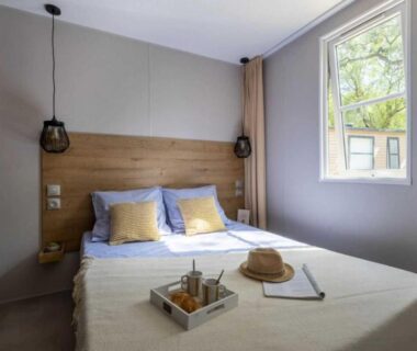 Chambre avec lit double et plateau dans le ZEcamping 5 étoiles club enfant parc aquatique bat et restaurant