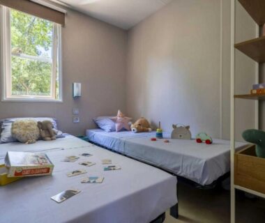 Chambre avec deux lits et jouets au ZEcamping 5 étoiles club enfant parc aquatique bat et restaurant
