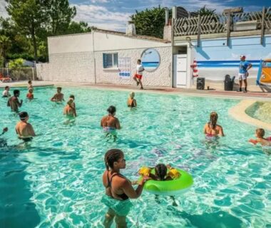 Piscine extérieure avec baigneurs et enfants au ZEcamping animations espace aquatique piscine couverte et restaurant