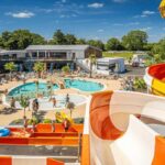 Espace aquatique avec toboggans et piscines au ZEcamping