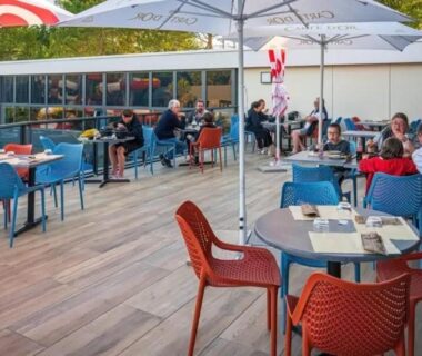Terrasse du restaurant avec tables et parasols au ZEcamping animations espace aquatique piscine couverte et restaurant