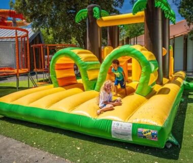 Aire de jeux gonflable avec enfants au ZEcamping animations espace aquatique piscine couverte et restaurant