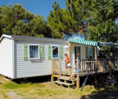 Terrasse avec mobil-home et auvent au camping ZEcamping animations espace aquatique piscine couverte et restaurant