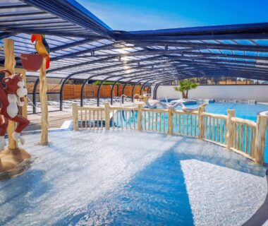 Piscine couverte avec jeux d'eau dans le ZEcamping animaux acceptés club enfant espace aquatique