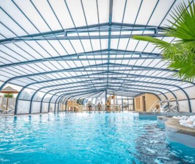 Piscine couverte sous dôme avec palmier au ZEcamping animaux acceptés club enfant espace aquatique