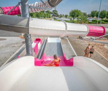 Piscine extérieure et toboggans au ZEcamping animaux acceptés club enfant espace aquatique
