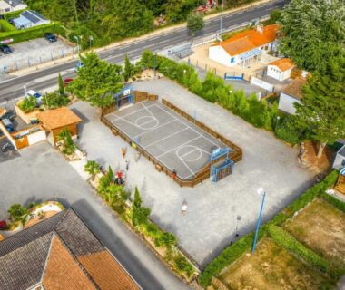 Terrain multisports et aire de jeux vus du ciel au ZEcamping animaux acceptés club enfant espace aquatique