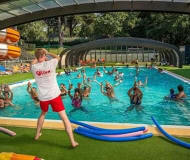 Piscine couverte avec cours d'aquagym et toboggans au ZEcamping chiens acceptés espace aquatique et bar