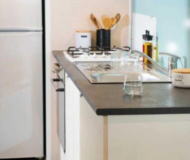 Coin cuisine avec plan de travail plaque de cuisson et verre au ZEcamping chiens acceptés espace aquatique et bar