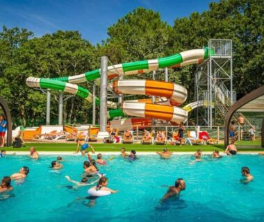 Piscine extérieure avec toboggans et baigneurs au ZEcamping chiens acceptés espace aquatique et bar
