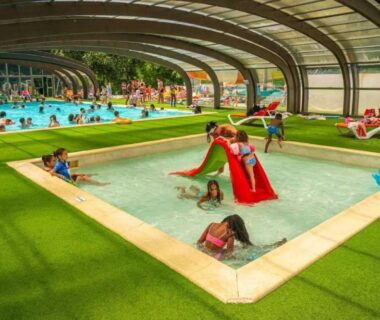 Piscine couverte avec pataugeoire et toboggan au ZEcamping chiens acceptés espace aquatique et bar