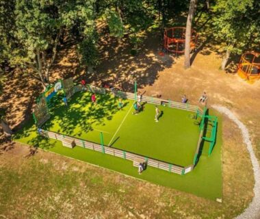 Terrain multisports entouré d'arbres au ZEcamping chiens acceptés espace aquatique et bar