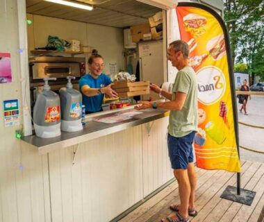 Comptoir de snack en terrasse au ZEcamping chiens acceptés espace aquatique et bar