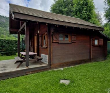 Pelouse et chalet en bois au ZEcamping dog friendly terrain multisports piscine