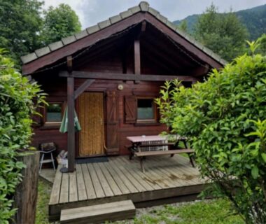 Terrasse en bois avec table et bancs au chalet du ZEcamping dog friendly terrain multisports piscine