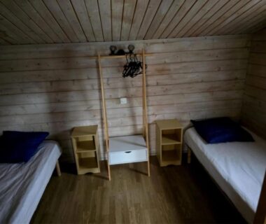 Intérieur chambre avec deux lits simples dans l'hébergement ZEcamping dog friendly terrain multisports piscine