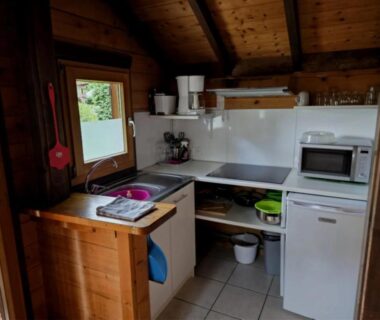 Cuisine en bois dans le chalet ZEcamping dog friendly terrain multisports piscine
