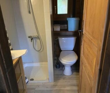 Salle de bain avec douche et WC dans l'hébergement ZEcamping dog friendly terrain multisports piscine