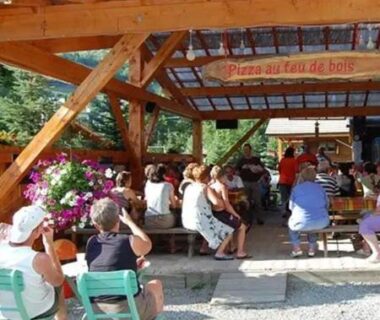 Abris en bois avec personnes assises au camping ZEcamping dog friendly terrain multisports piscine