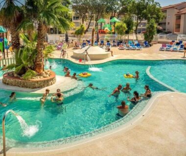 Piscine extérieure avec toboggans et baigneurs au ZEcamping familial espace aquatique pet friendly