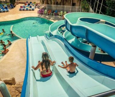 Espace aquatique avec toboggans et bassin de baignade au ZEcamping familial espace aquatique pet friendly