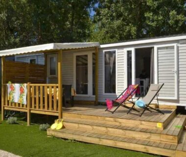 Terrasse en bois avec chaises longues devant mobil-home au ZEcamping familial espace aquatique pet friendly