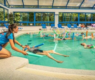 Piscine couverte avec cours d'aquagym et enfants au ZEcamping familial espace aquatique pet friendly