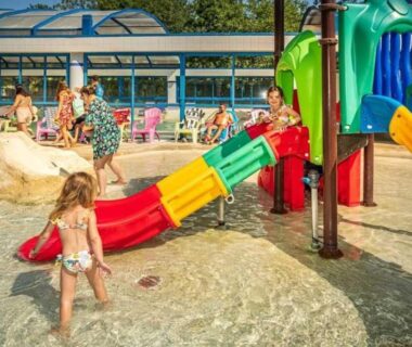 Bassin ludique avec toboggans et enfants au camping ZEcamping familial espace aquatique pet friendly