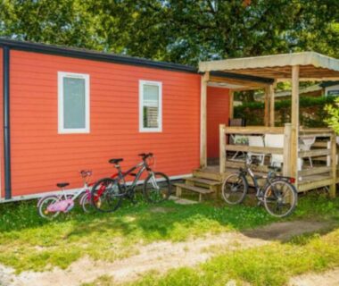 Mobil-home avec terrasse et vélos au ZEcamping parc aquatique pet friendly club enfant