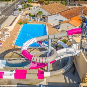 Parc aquatique avec toboggans et piscine au ZEcamping parc aquatique pet friendly club enfant