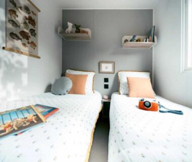Chambre avec deux lits et décoration douce au ZEcamping parc aquatique pet friendly club enfant