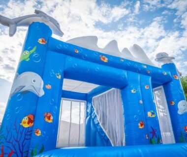 Aire de jeux avec château gonflable bleu au ZEcamping parc aquatique pet friendly club enfant