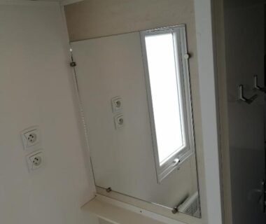 Salle de bain avec lavabo miroir et tablette dans le bungalow au soleil camping les dunes