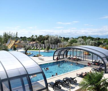 Complexe aquatique avec bassins couverts toboggan et transats au bungalow au soleil camping les dunes