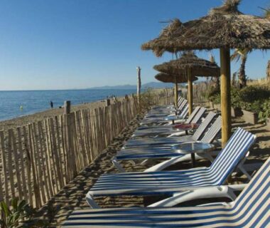 Plage avec transats et parasols au bungalow au soleil du camping les dunes