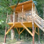 Cabane en bois sur pilotis dans les arbres à la cabane perchée et le chêne