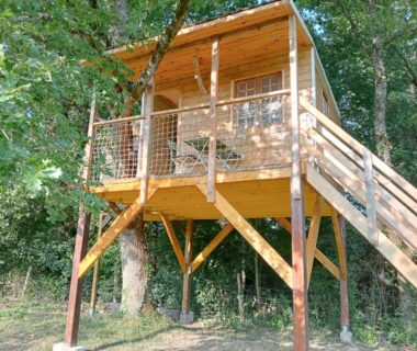 Cabane en bois sur pilotis dans les arbres à la cabane perchée et le chêne
